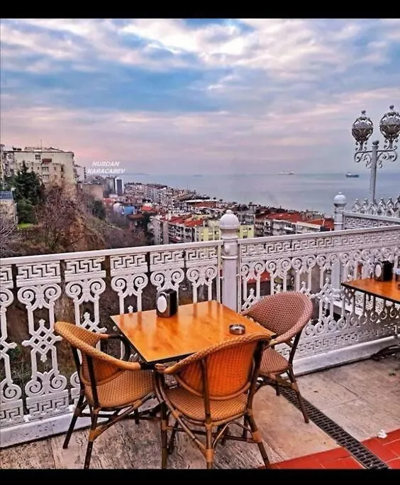 4-Room, Warm House, Near The Sea, Next To The Historic Elevator Izmir Turcja